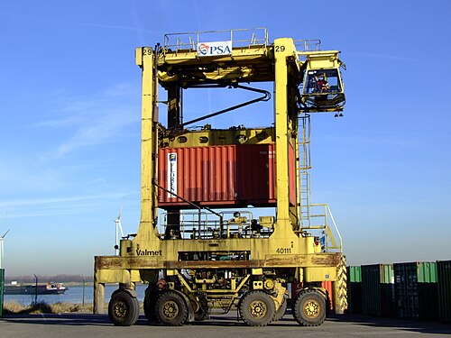 straddle carrier